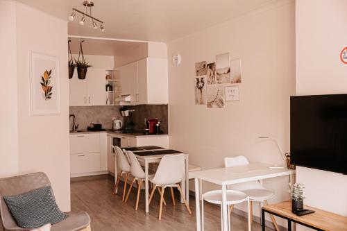 uma cozinha e sala de jantar com mesa e cadeiras em Sea Side em Ostend