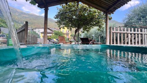 una piscina en una casa con agua. en Agritur Michelotti Giancarlo, en Arco