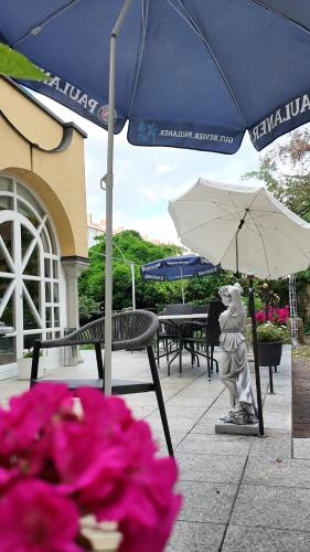 a statue of a person sitting under an umbrella at Hotel Aurbacher Hof GmbH in Munich