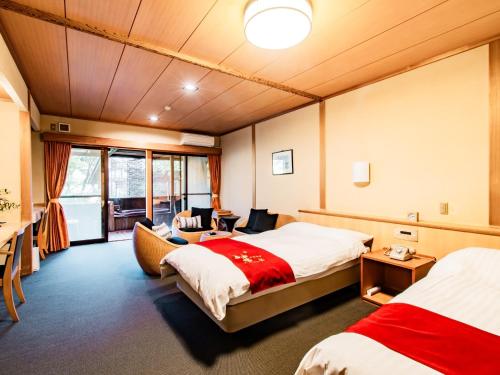 Giường trong phòng chung tại Kirishima Momijidani Seiryuso - Vacation STAY 63004v
