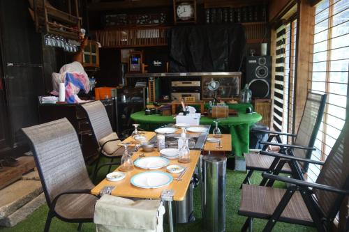 einen Tisch mit Tellern auf einem Zimmer in der Unterkunft Natural Mind Tour - Vacation STAY 56703v in Sado