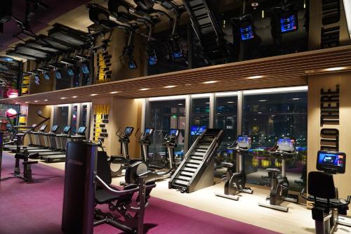 Renaissance Zhuhai Hotelにあるフィットネスセンターまたはフィットネス設備