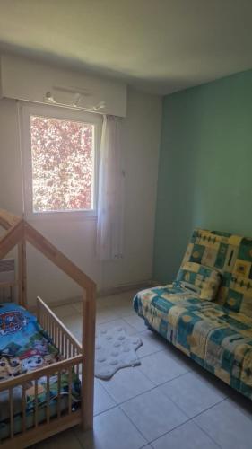 une petite chambre avec un lit et une fenêtre dans l'établissement Beau 3 pièces à Nice - terrasses et piscine, à Nice