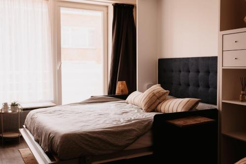 um quarto com uma cama grande com janela em Sea Side em Ostend
