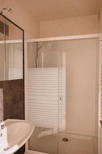 um banheiro com box de vidro e pia em Sea Side em Ostend