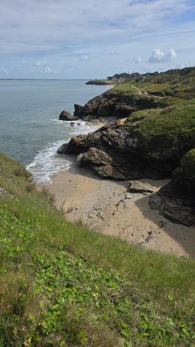ラ・テュルバルにあるDirecte plageの岩と水と海のあるビーチ