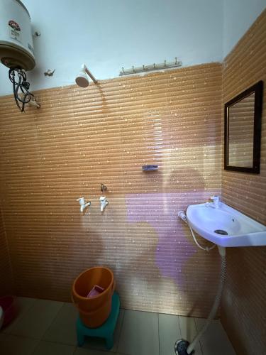 a bathroom with a sink and a toilet and a mirror at Kanak Bihari Yatri Niwas, 100 Meter Ram Ki Paidi, Saryu River in Ayodhya