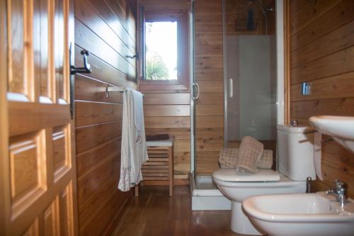 une salle de bains avec toilettes et lavabo dans l'établissement Wood House Close Beach, à Marbella