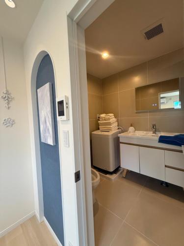 a bathroom with a toilet and a sink at アロハ鎌倉 in Kamakura