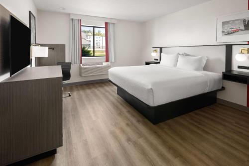 Ramada by Wyndham York Harrisburg Hersheyにあるベッド