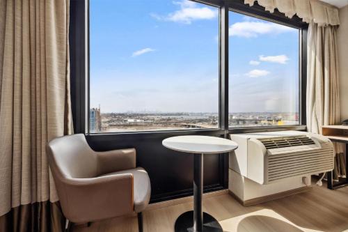 Ein Sitzbereich in der Unterkunft Ramada by Wyndham Flushing Queens