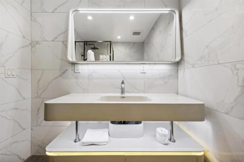 Ein Badezimmer in der Unterkunft Ramada by Wyndham Flushing Queens