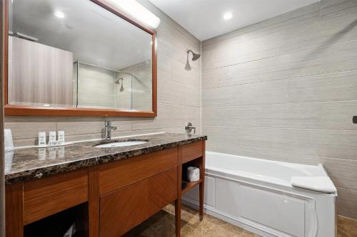 Ein Badezimmer in der Unterkunft Ramada by Wyndham Flushing Queens