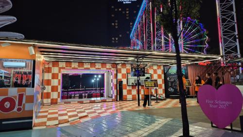 Tetamu yang menginap di 2-9pax FAMILY SUITE, i-CITY, Shah Alam, Beside Theme Park, WIFI 50-55"TV