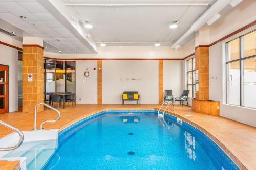 Πισίνα στο ή κοντά στο Quality Inn & Suites