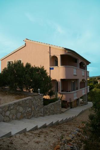 a building with a stone wall in front of it at Apartments T&C in Drage