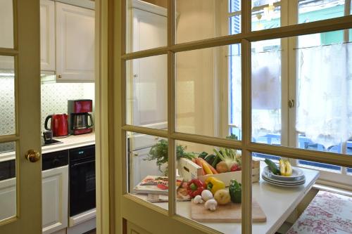 - une cuisine avec une table avec des fruits et des légumes dans l'établissement La maison des 4 chats, à Trouville-sur-Mer