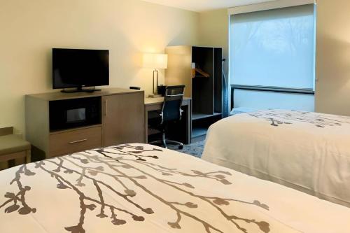 Una cama o camas en una habitación de Sleep Inn Chambersburg