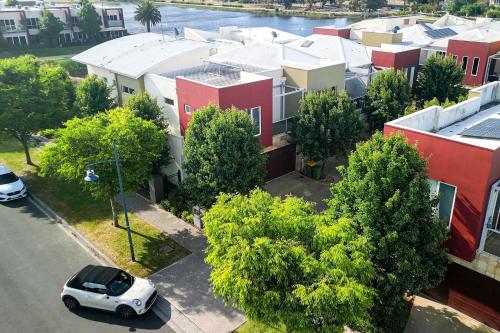 an apartment complex with a car parked in a parking lot at StayAU Pakenham Townhouse with Lakeview in Pakenham
