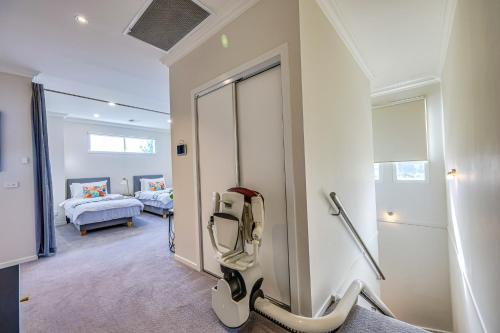 a room with a hairdressing machine in a room with a bed at StayAU Pakenham Townhouse with Lakeview in Pakenham