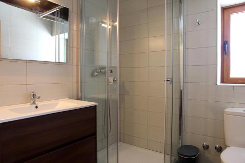 a bathroom with a sink and a shower at Casa Rural Primorena Txiki in Linzoáin