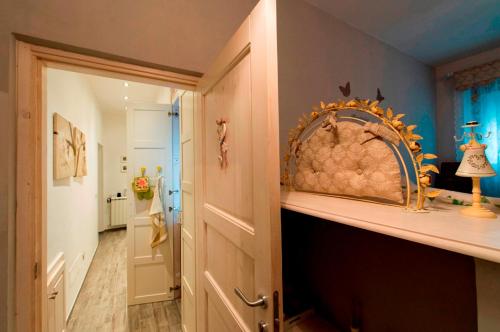 a hallway with a door leading to a room at La Maison Sabina in Passo Corese