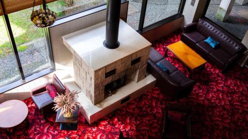 an aerial view of a living room with a fireplace at Motosu Phoenix Hotel in Fujikawaguchiko