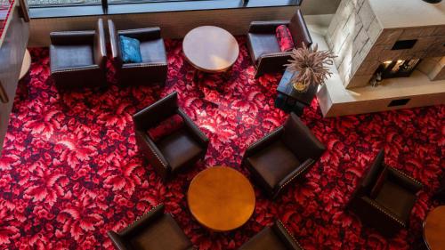 an overhead view of a living room with chairs and a red carpet at Motosu Phoenix Hotel in Fujikawaguchiko