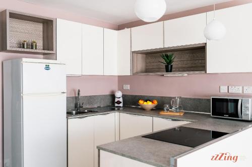 Η κουζίνα ή μικρή κουζίνα στο Stylish Seafront Duplex with Breathtaking Views