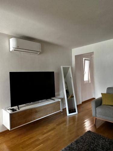 ニシュにあるCozy Apartment 'Nest'の大型薄型テレビのあるリビングルーム