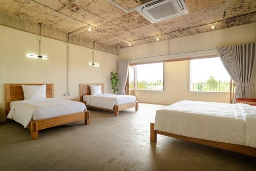 Giường trong phòng chung tại WoCAL Retreat Ke Ga