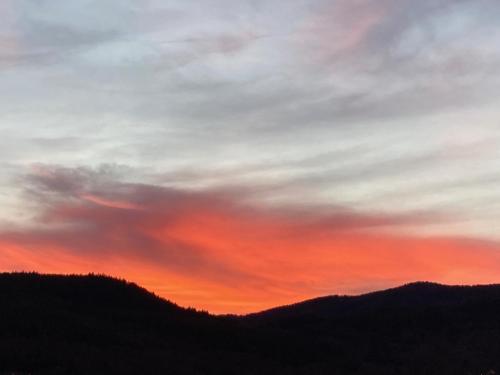 a sunset over a mountain with a red sky at KITTERLELODGE Suite 1 à 4 personnes avec vue in Guebwiller