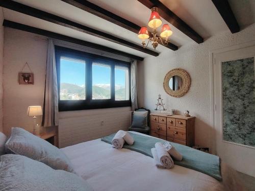 une chambre avec un grand lit et une fenêtre dans l'établissement Homency - Résidence Les Gémeaux A5, à L'Alpe-d'Huez