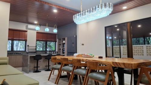 Η κουζίνα ή μικρή κουζίνα στο The Lux 5BR Villa Vimala Hills