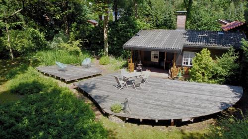 an aerial view of a house with a large wooden deck at kuscheliges Waldhaus Kaminknistern in Oldendorf