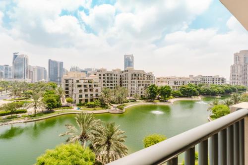 RH - Beautiful canal view, Sleek & spacious Studio, central location