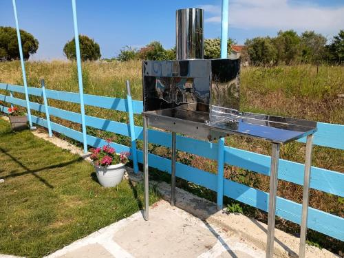 a blue fence with a stove in a yard at Blue garden in Stómion