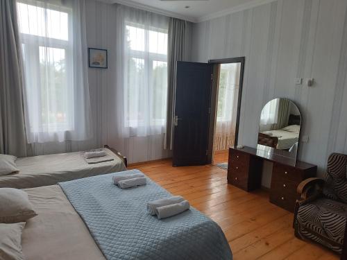 Rúm í herbergi á Guest House Danelia