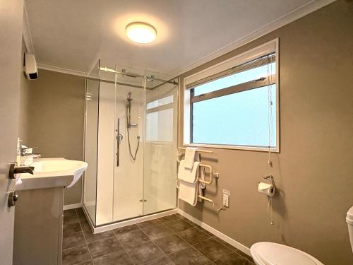 Bilik mandi di Family Apartment with Mountain Views