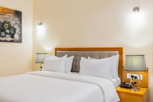Postel nebo postele na pokoji v ubytování Golden Tulip Westlands Nairobi