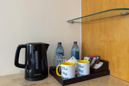 Příslušenství pro přípravu čaje a kávy v ubytování Golden Tulip Westlands Nairobi
