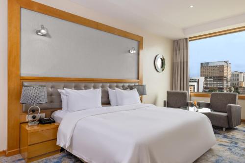 Postel nebo postele na pokoji v ubytování Golden Tulip Westlands Nairobi