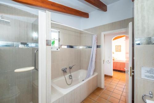 Ένα μπάνιο στο Villa Binigo