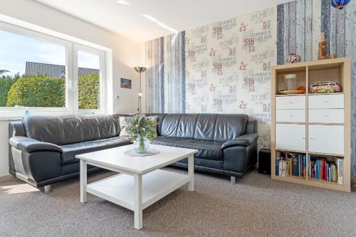 a living room with a couch and a table at Fehmarnwelle in Niendorf