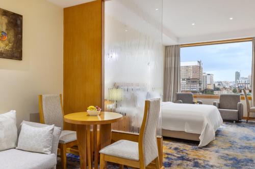 Postel nebo postele na pokoji v ubytování Golden Tulip Westlands Nairobi
