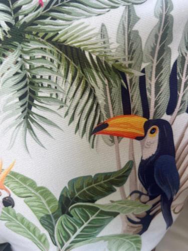 un cuadro de un pájaro sentado en una planta en Louise Suites, en Nyíregyháza