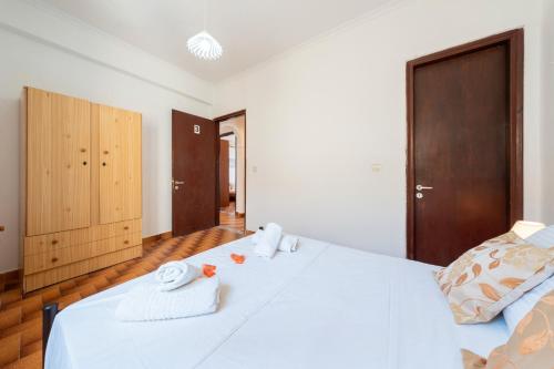Кровать или кровати в номере Ismini Apartment