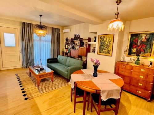 70's Vintage Hideaway Appartment