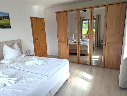 Postel nebo postele na pokoji v ubytování Ferienwohnung Lorenz