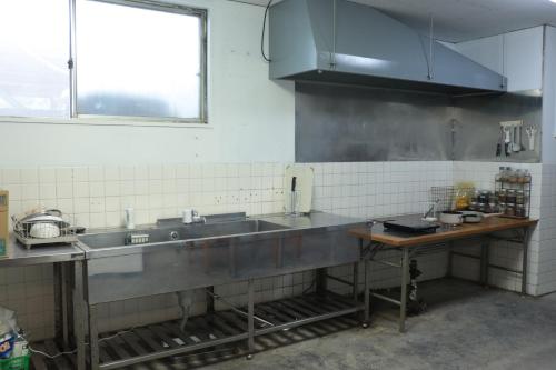 Una cocina o cocineta en ホステル Cabin